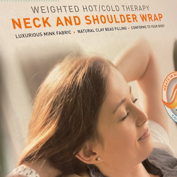 New in original box Weighted Hot & Cold Therapy for Neck & Shoulder Pain Relief - Picture 2 of 8